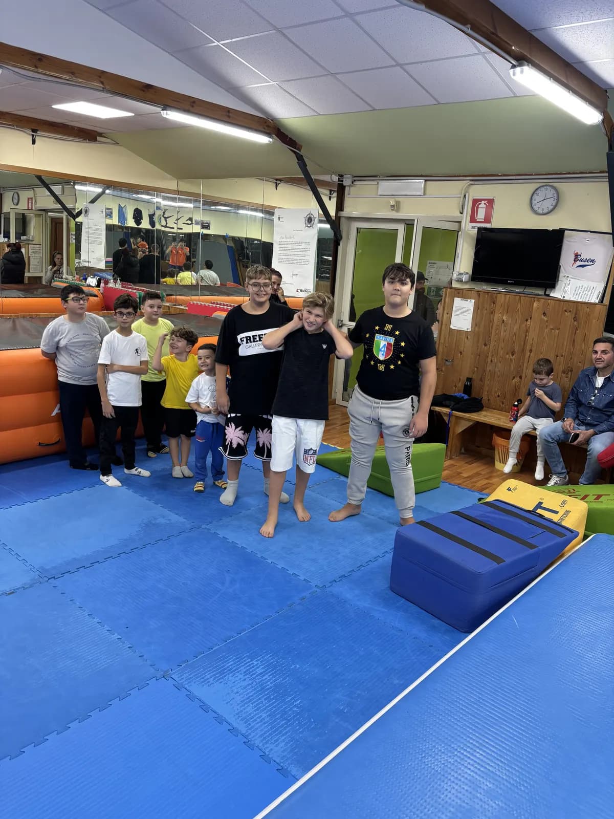 Gruppo di Urban Heroes durante un allenamento indoor