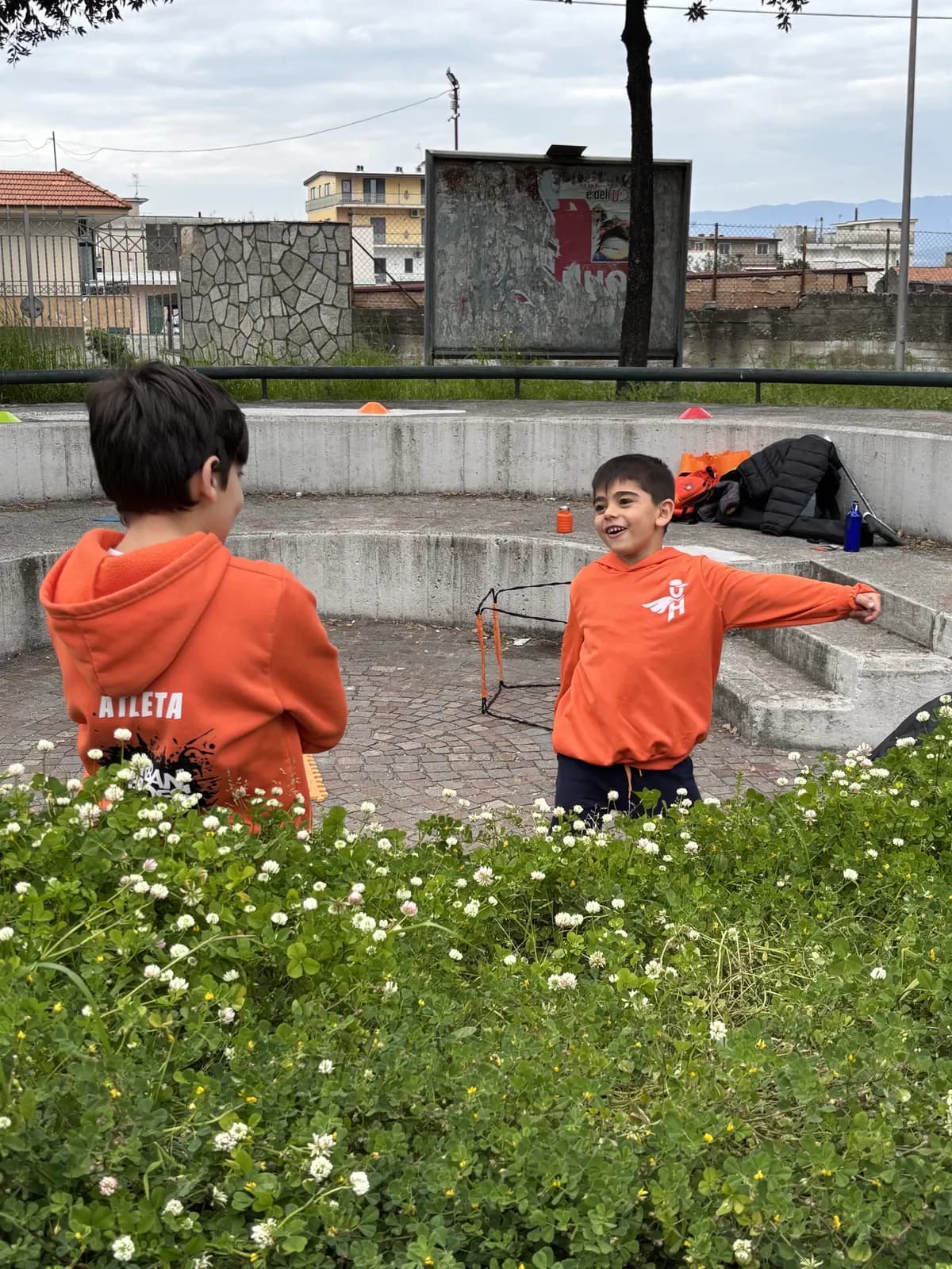 Ragazzi di Urban Heroes con le felpe della community
