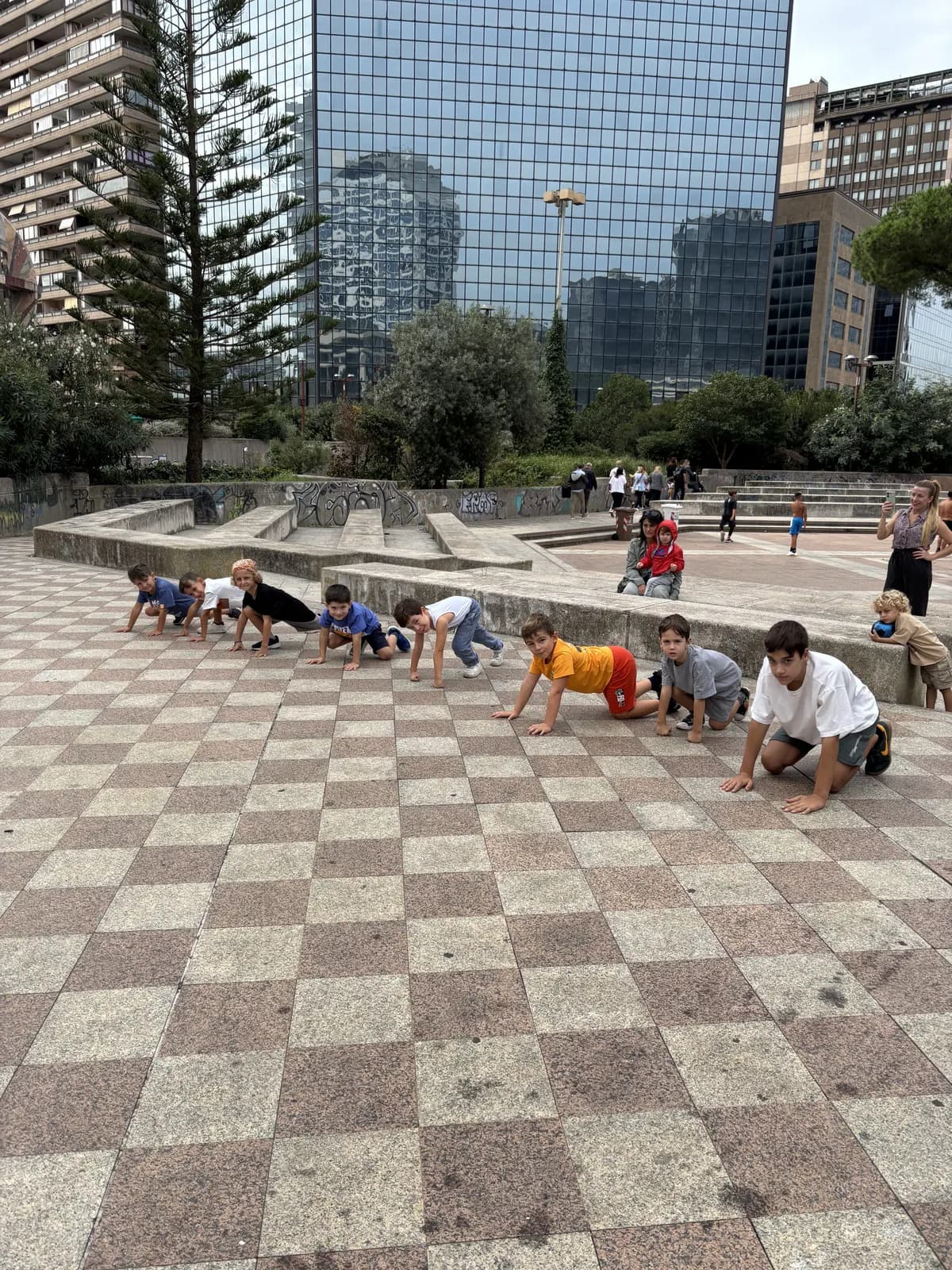 Allenamento di gruppo di Urban Heroes in piazza